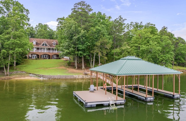 Great Views: 5 BR, 4.5 BA House in Double Springs, Sleeps 18