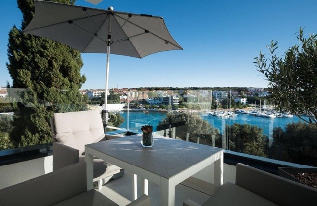 Great villa with private pool 50 meters from beach