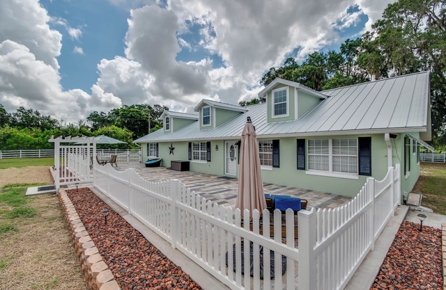 Green Acres House sleeps 6.