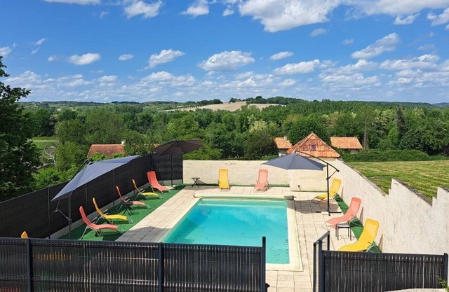 Green cottage in Saint-Méard-de-Drône with terrace and shared pool