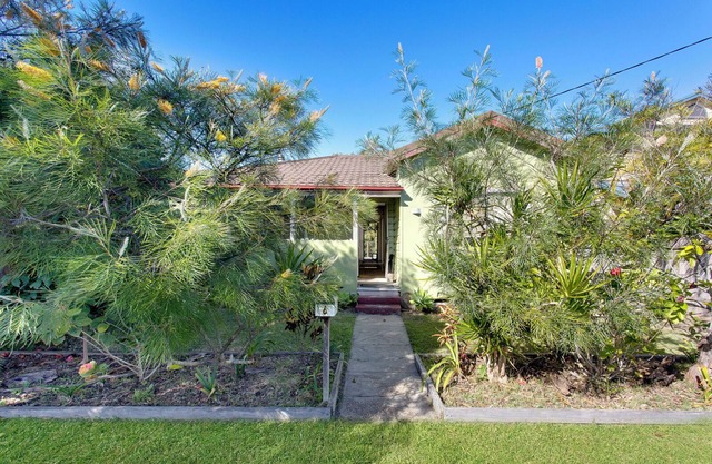 Green Mango - beach cottage. Walk to beach, park and breakwater. Family friendly