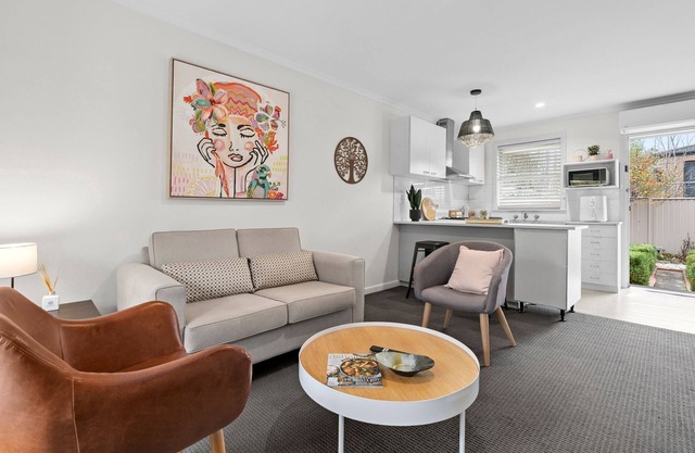 Green Nook by the River & Geelong CBD