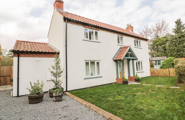 GREENACRES, pet friendly, with open fire in Norwich