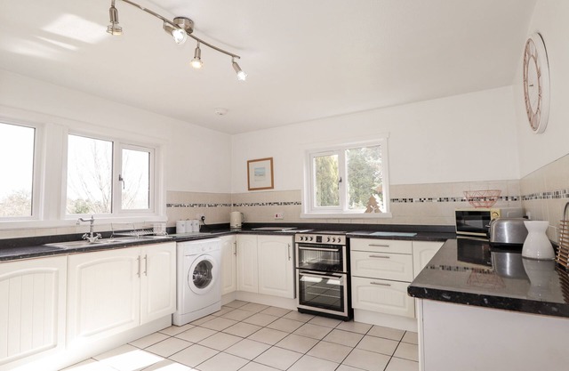 GREENAWAY, pet friendly, with open fire in Grantown-On-Spey