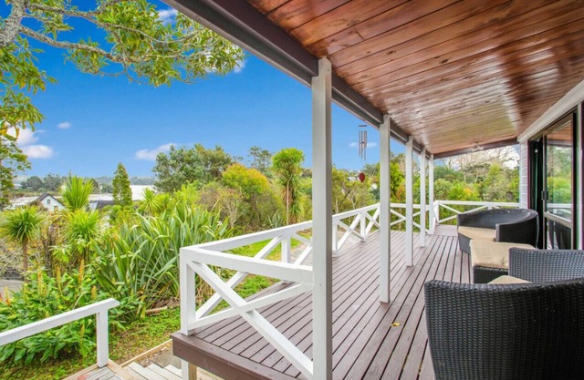 Greenhithe Hidden Gem with Sea Views and Parking