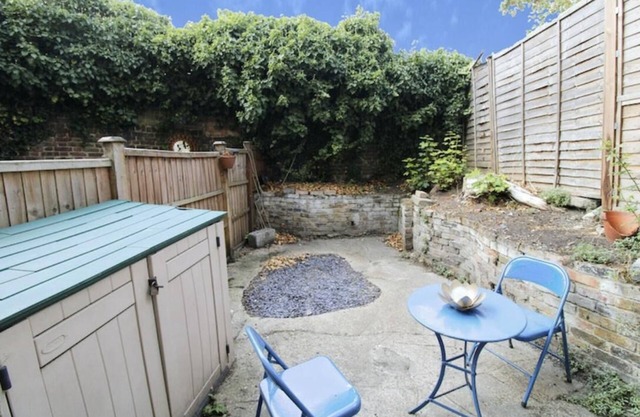 Greenwich one Bedroom Spacious Split Level Garden Flat