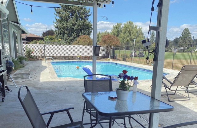 Gresham Golf Course - Ranch Style With Swimming Pool