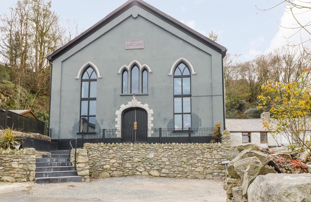 GREYSTONES CHAPEL, pet friendly, character holiday cottage in Llanrug