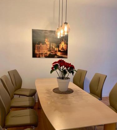 Große Ferienwohnung Nähe Stadtpark, 4 Schlafzimmer, gemütliches Wohnzimmer, Terrasse, Parkplatz