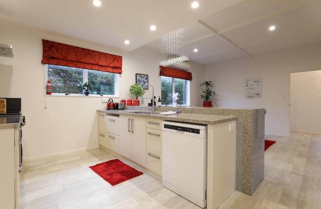 Groovy on Grey | Central Location with Spa Pool