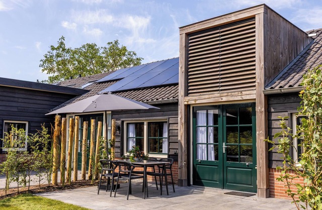 Ground-floor 4-person lodge with a private hot tub in the garden. Compact, cozy and fully equipped.