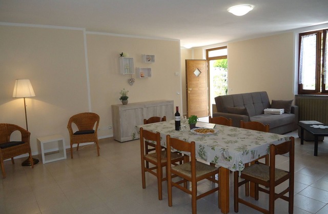 Ground floor apartment up to 6 pers., 3 bedrooms, terrace and garden, 300m to the lake