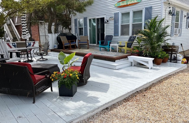Ground Floor Beach Cottage, block from ocean, shops & restaurants