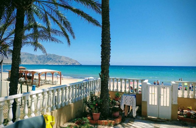 Ground floor with access from the terrace to the seashore on Isla Plana beach