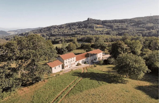Group estate near Lyon for 34 people