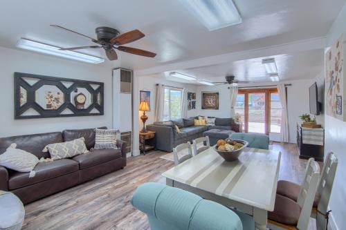 Group Getaway with Mtn Views Home in Circleville!