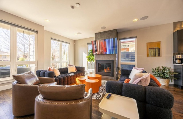 Group Luxury: Heated Pool, Rooftop Spa, Indoor & Outdoor Fire Pits