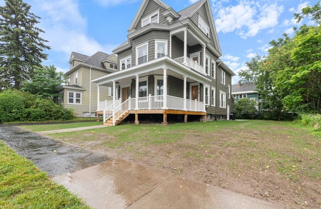 GRP HQ: Sleeps 16, Dual Kitchen/LR/DR, Central Loc