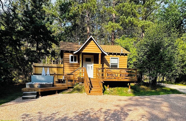 Guest House Studio Cabin w/Hot Tub and Beautiful Views.