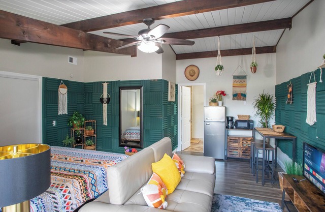 Guest suite w/king-size bed near downtown SJ