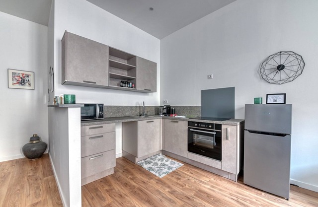 GuestReady - Grey velvet in Villeurbanne