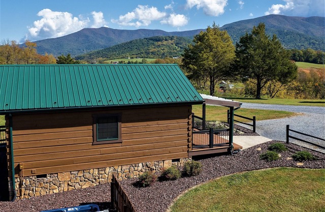 GUESTS RAVE: Super Clean. LURAY Log Cabin Mountain Views Hot Tub Stone Fireplace