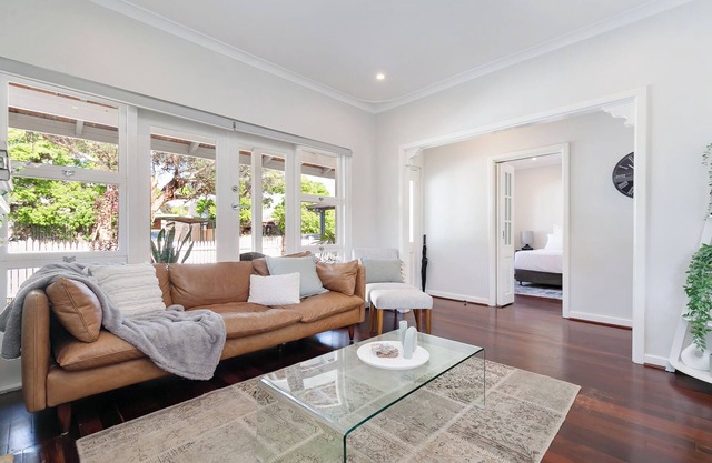 Guildford Cottage by Swan BnB Management