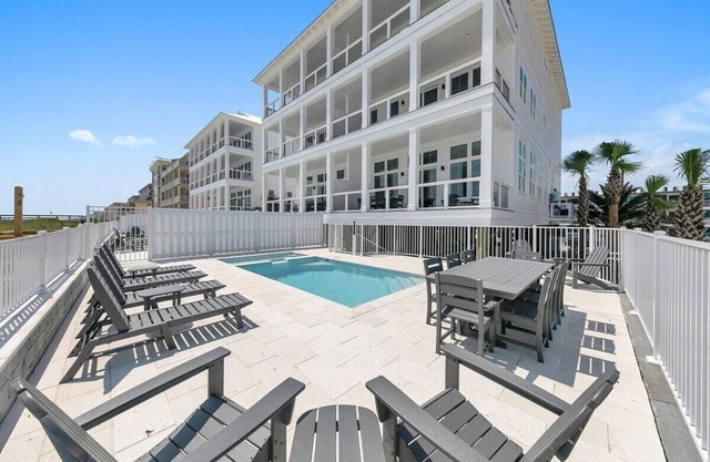 Gulf Front, 8 BR 6 BA + Private Pool & Hot Tub + Pickleball Fun