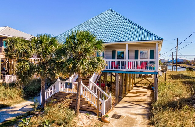 Gulf-View Home - Bay Views, Free Internet, Central AC, Washer & Dryer
