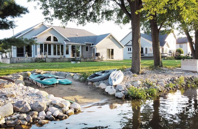 Gun lake 4 Bed 2.5 Bath Home w/2 car garage, kayaks, paddleboards, free Wi-Fi