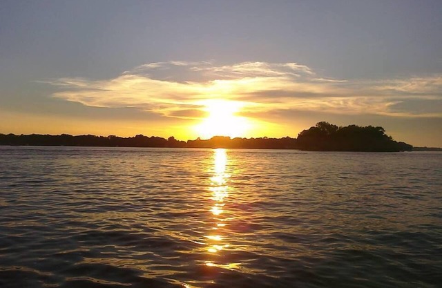 Gun Lake Cottage shared lake frontage, 7 Miles to Casino, Volleyball Playgrounds
