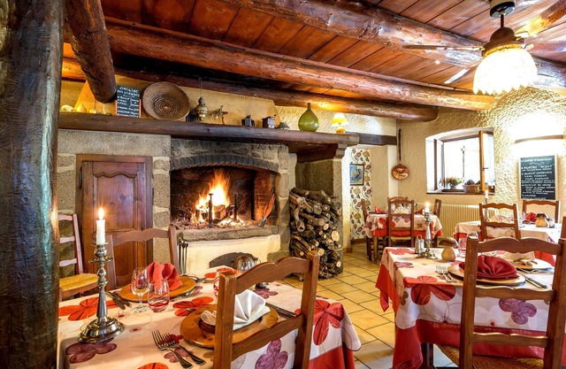 Hôtel-Restaurant La Crèche et sa piscine intérieure - Logis Hôtels