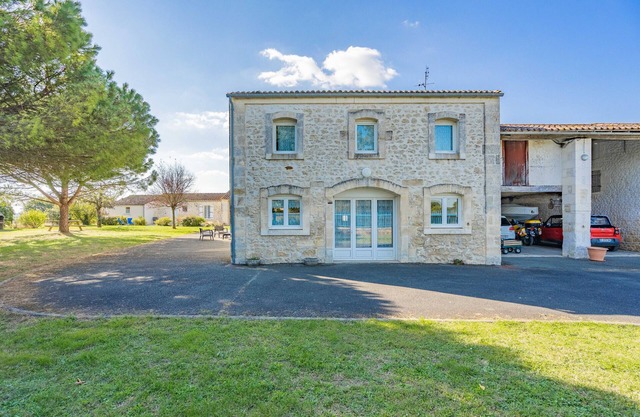 House 'Gite Aix Indoor Pool' with Shared Garden and Wi-Fi