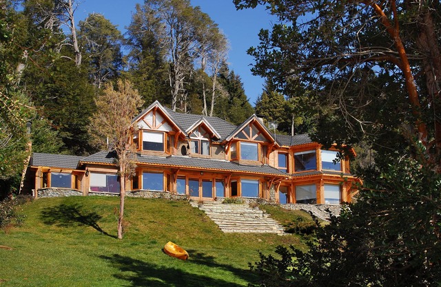 H7 - STUNNING 4 BEDROOM LAKE SHORE HOME - AMAZING VIEWS
