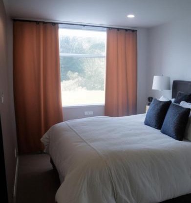 Habitación central con balcón, baño privado y parqueadero