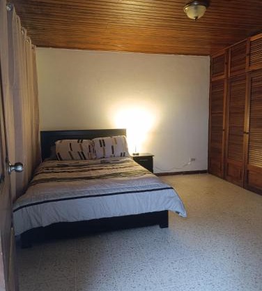 Habitación con baño, parqueo y seguridad