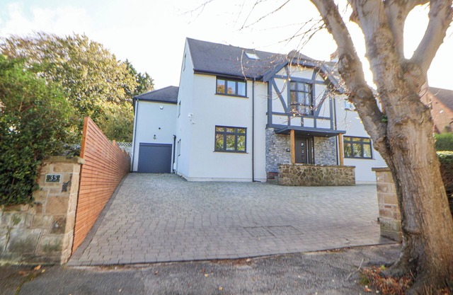 HAFAN Y MOR, pet friendly, with hot tub in Prestatyn