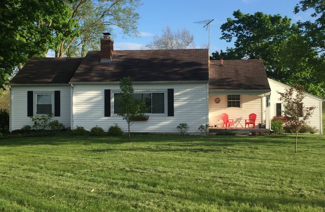 Hagen Homestead, Quiet, serene farmhouse, close to everything!