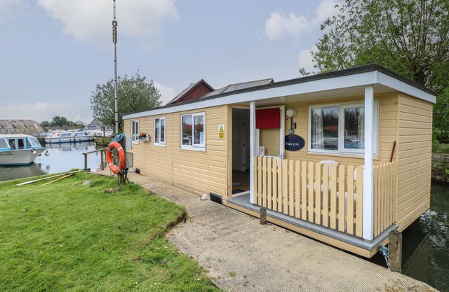 HALCYON, pet friendly, with a garden in Stalham