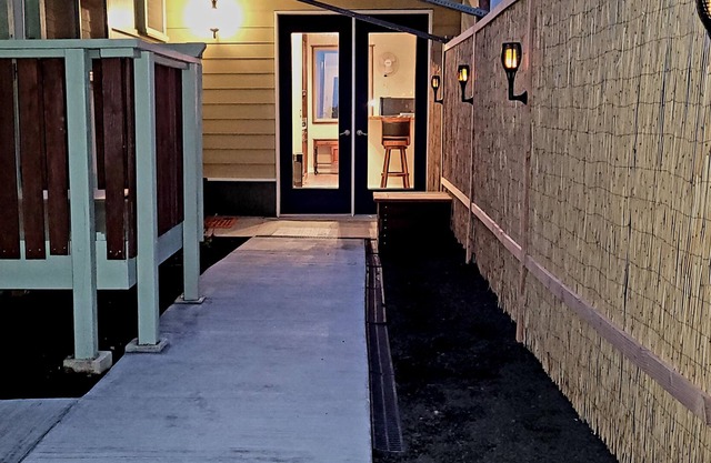 Hale Ilio Himeni--Hilo Coastline, Sunrises, Mauna Kea & Stars!