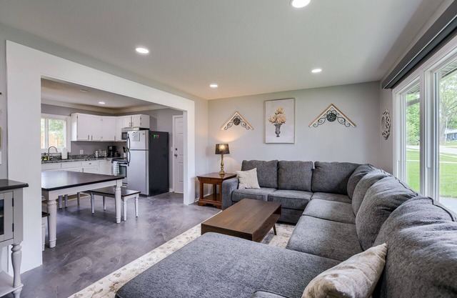 Hamilton in heart of Omaha! Multi family and group friendly! The perfect space!