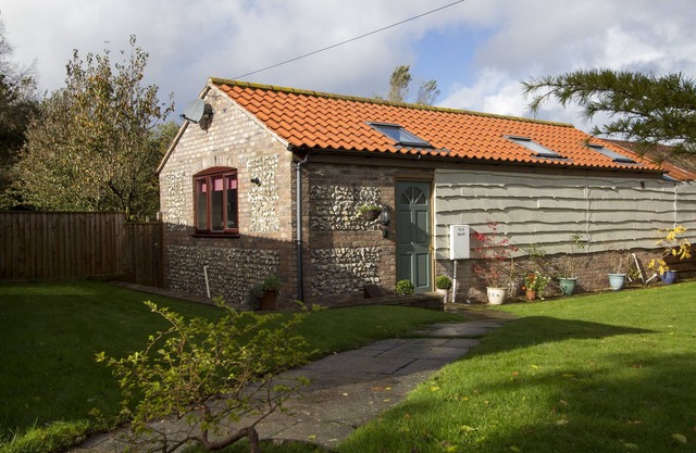 HAMLET, 1LEVEL, PRIVATE ENCLOSED GARDEN., MAX 2 MEDIUM SIZE DOGS £20 PER DOG.
