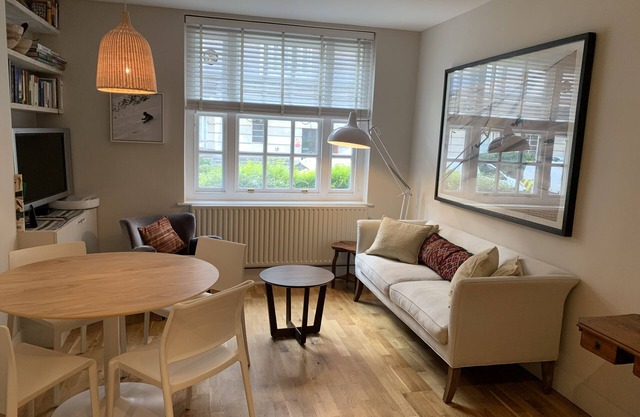 Hammersmith, W6. Gr floor 2 bedroom flat sleeps 4