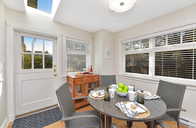 Hampshire House Executive Stay - 3 Bedroom Luxury Heritage Home in the heart of the Oak Bay Village