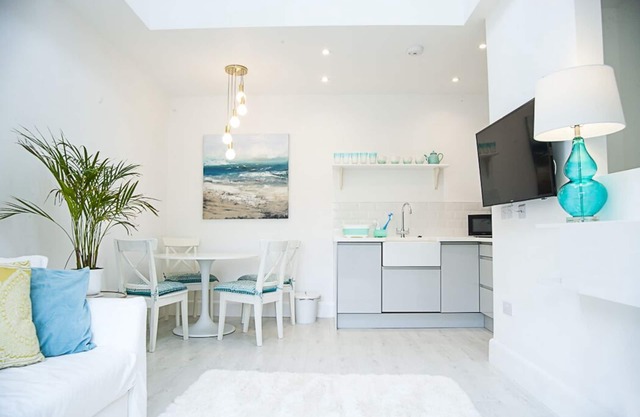 Hampton Court Lodge - Beautiful 2 storey apartment 10 mins walk from Palace