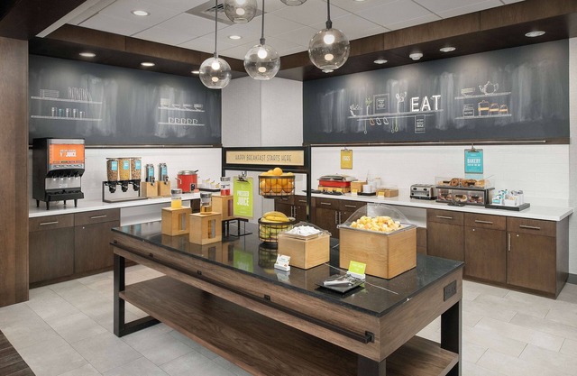 Hampton Inn & Suites Charlotte Airport Lake Pointe