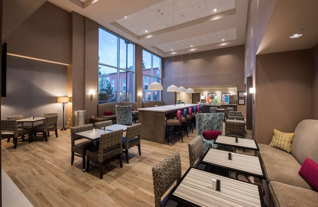 Hampton Inn & Suites Seattle/Redmond