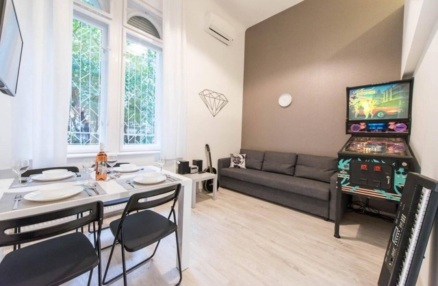 happy home Budapest DIAMOND Central located apartment with 80 039 s pinball machine