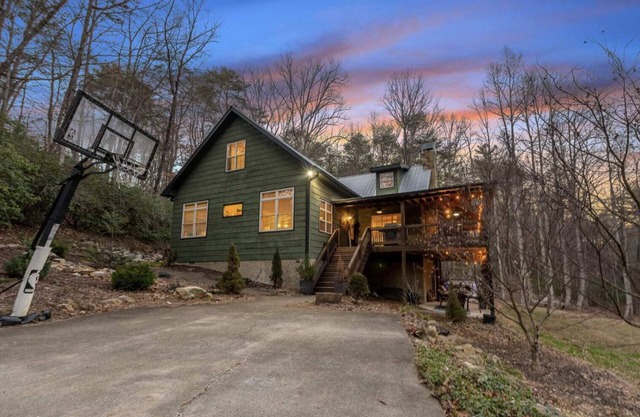 'Happy Trails' PETS STAY FREE! Game Room, Hot Tub!