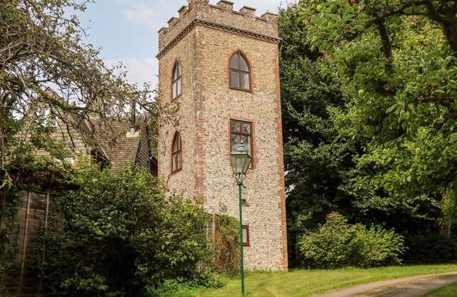 HAPTON FOLLY, romantic, character holiday cottage in Hambledon